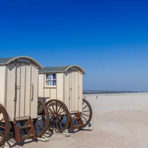 Umkleidekabinen auf dem Sandstrand von Norderney