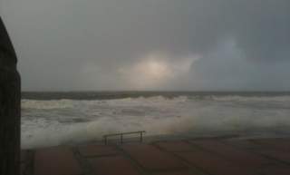 Sturm-Wellen am Strand von Norderney Nordsee