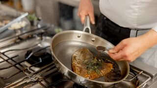 Zubereitung einer Scholle in der Pfanne