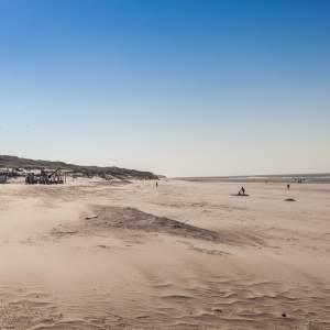 Weststrand mit Dünen im Hintergrund auf der Nordseeinsel Norderney