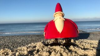 Weihnachtsmannfigur am Strand von Norderney