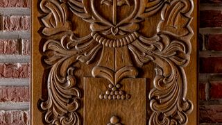 Geschnitzetes Wappen Familie Gramberg